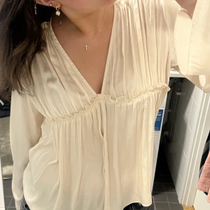 Satin blus🌟 - Jätte fin blus från Wera! Strl 38. 149kr + frakt.