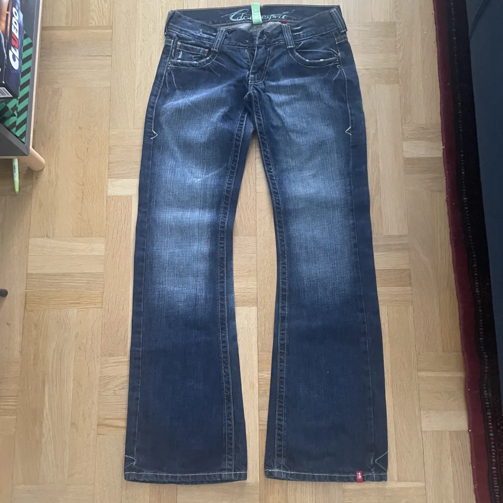 Jättefina Lågmidjade jeans från edc. Säljer för att de tyvärr inte passar mig. Tyvärr så fattas det en byxknapp men går enkelt att fixa. Midjemåttet är 40cm och innerbenslängden är 89cm💙. Jeans & Byxor.