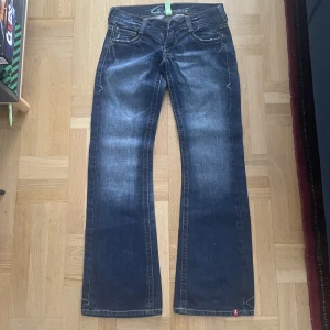 Lågmidjade jeans - Jättefina Lågmidjade jeans från edc. Säljer för att de tyvärr inte passar mig. Tyvärr så fattas det en byxknapp men går enkelt att fixa. Midjemåttet är 40cm och innerbenslängden är 89cm💙