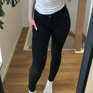 Skinny jeans  - Säljer de här stretchiga och midwaist skinny jeansen från Gina. Säljer då jag inte använder de längre. Okej skick, kan diskutera pris 😋