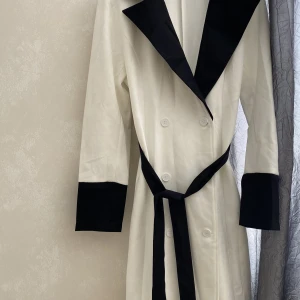 Vit kapa  - En vit kapa, oanvänd, köptes i Italien. Är inte tjock, kan användas under vår/höst tiden 