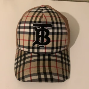 Burrbery keps - Burberry keps is the perfect accessory for any fashion-forward individual looking to add a touch of luxury to their wardrobe. Crafted from premium quality materials such as soft cotton, warm wool, or luxurious cashmere. Invest in this 1 in a lifetime deal