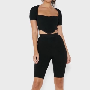 Fint bekvämt set - Superfint set som är otroligt bekvämt och ger riktig snatch effekt. Remsa i midjan och stretch. En liten defekt på ryggen på toppen. Skriv om mer bilder önskas.  Köparen står för frakt🤍☁️