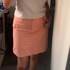 Rosa vintage kjol - Medellång rosa kjol med svart tråd som detalj i stl 36, märket står tyvärr inte💞pris exklusive frakt🤍