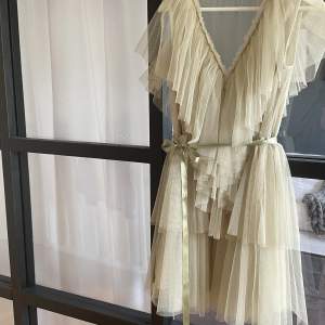 En superfin klänning från Ida Sjöstedt som köptes förra sommaren. Endast använd 1 gång så den är i nyskick!💕💕 Nypris 3699kr 