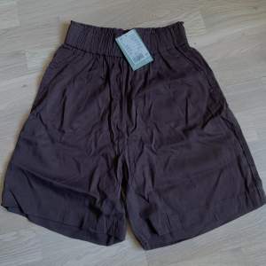 Bruna shorts från H&M som jag aldrig använt. Sååå sköna i materialet men för små för mig tyvärr :( 