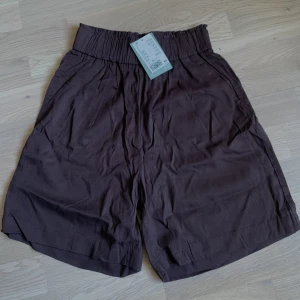 Oanvända shorts till salu!  - Bruna shorts från H&M som jag aldrig använt. Sååå sköna i materialet men för små för mig tyvärr :( 