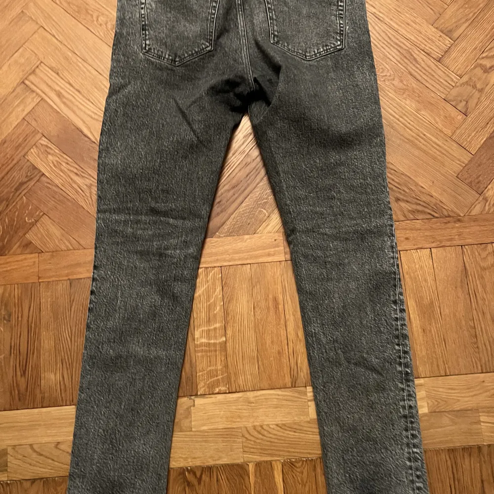 Nya Acne Studios jeans Storlek 34/32 men slim modell! Passar även 33-32 i midja Nypris 2900:- Finns på Skanstull elr posten . Jeans & Byxor.