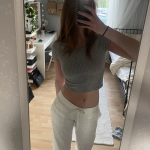  Topp - Säljer dena fina topp ifrån Cubus den är i storlek 146/152 men jag som har xs/s kan ha denna som en kortare topp. I super fint skick