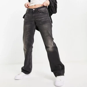 Arrow jeans - Säljer ett par skit snygga lågmidjade arrow jeans från weekday i storlek 24/32 som inte kommer till användning! Sparsamt använda och helt utan slitage, skickar gärna fler bilder och pris kan diskuteras🫶🏻