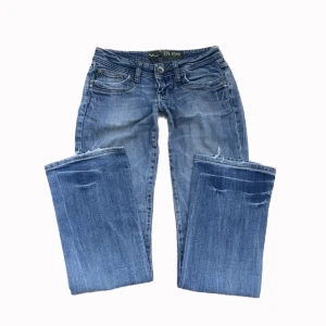 Lågmidjade Y2k byxor  - Så snygga lågmidjade y2k byxor som sitter lite bootcut! midjemåttet: 37cm tvärsöver innerbenslängd: 75cm PS. Kolla igenom mitt konto ni kommer hitta många y2k och vintage plagg!
