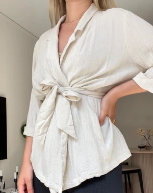 Blus med knut  - Blus från CAPPUCCINI Köpt för 800kr  Säljer för 150kr  Strl.40 (jag är en S)  Beige/ krämvit