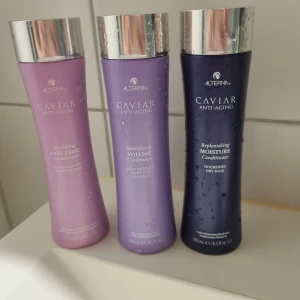 Caviar balsam - 3st caviar balsam. Anti-frizz, moisture och volume. Anti-frizz är halvfull de andra två använda 2-3ggr och därmed ca 90% kvar i.  520kr/st nypris. Jag säljer alla tra för 450kr. 
