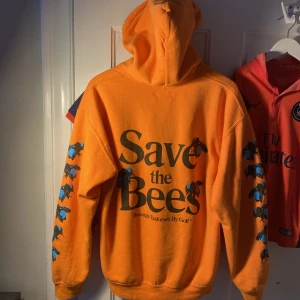 Save The Bees Hoodie (M) - Saknar dragskon (repen) som kommer med tröjan, detta hsr såklart justerat priset. Finns dock inga specialla skador på tröjan, inga lösa trådar osv. Priset kan såklart diskuteras.