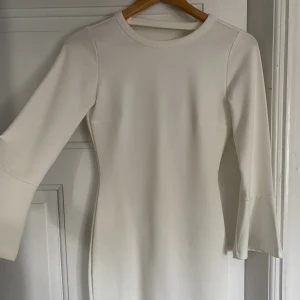 Vit klänning  - Säljer denna enkla men snygga klänning från Gina! Den är väldigt kroppsnära så framhäver ens former väldigt fint! Täcker ungefär halva låren. Perfekt för skolavslutning eller student till exempel