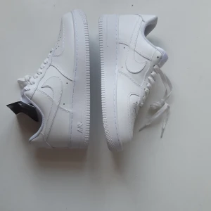 Air Force 1 white - Air Force 1 white. Nya, oanvända. Köpta för 1349