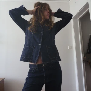 Jeansjacka - Jeansjacka/ kavaj. Mörkblå med jeanswash. Storlek 40. Jag bär vanligtvis medium. 