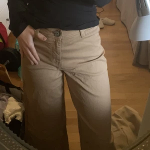 Bruna jeans - Bruna jeans med hög midja och vida, korta ben. De har en minificka framtill och två vanliga bak, från H&M i stl 34🫶🏼