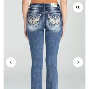 Hej jag söker ett par miss me jeans i storleken 25 vill helst ha ett par med fickor där bak men funkar utan köper för ett rimligt pris så om du säljer skriv💋
