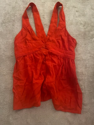 En röd- orange topp från juicy  - Säljer för 230kr + frakt 66kr 
