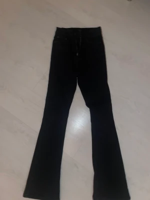 Svarta bootcut jeans  - Använt några gånger men ser helt nya ut, jättefina men lite för korta för mig så därför säljer jag dom❤️