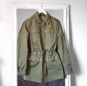 Militärgrön jacka dragsko  - Färg: militärgrön Strl: XS Aldrig använd.