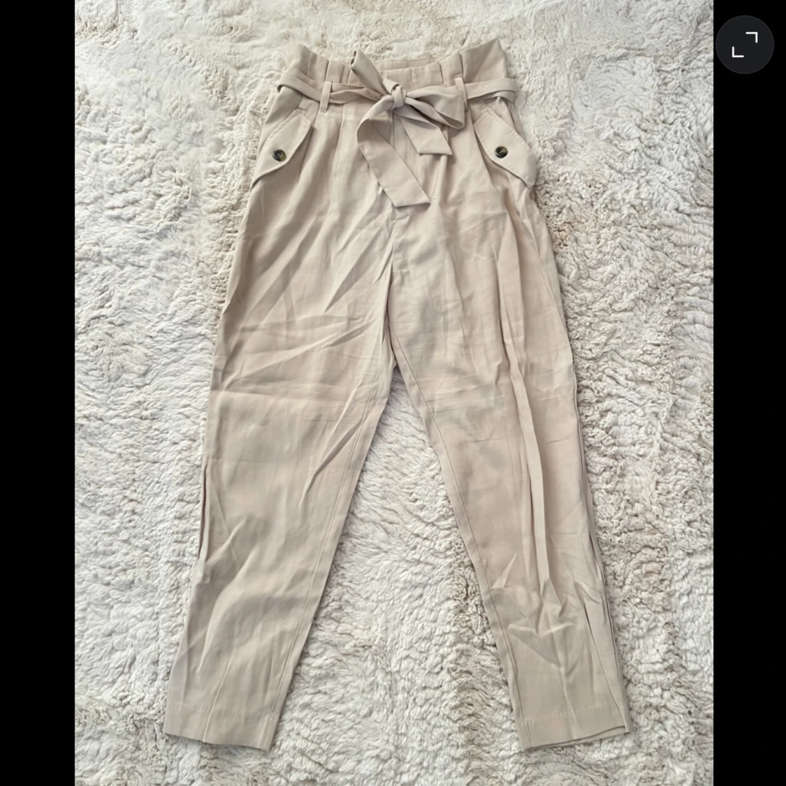 Högmidjade kostymbyxor