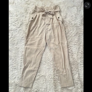 Högmidjade kostymbyxor  - Raka ben, bekvämt luftigt material, hög i midjan och skärp. Använda en gång 