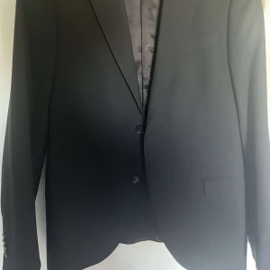 Kavaj - Säljer kavaj från Oscar Jacobsson. Nypris ca 2000kr. Endast använd en gång vilket var när jag gick ut grundskolan, så skicka 10/10. Säljer här för 1500kr. Kvitto finns och näsduk för 500 exklusive kavajen ingår. Pris går att diskuteras.