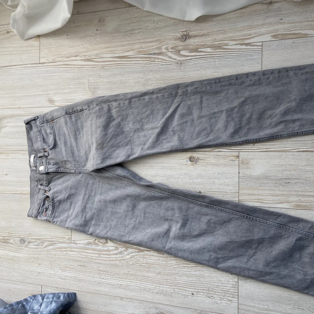 Säljer dessa byxor pågrund av aldrig fått någon användning av dom. Så så fina o använda Max 1 gång. . Jeans & Byxor.