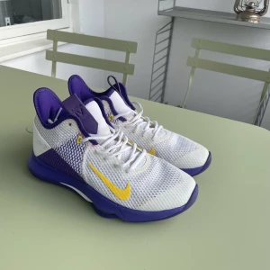 Nike Lebron Witness 4 - Nike Lebron Witness 4(UTAN BOX!), ett par jättesköna och bra basketskor. Använda en del men ser nästan exakt som nya ut. Bin 700 kr  Bud: 400 kr Storlek: 41 Nypris: 1600 kr 
