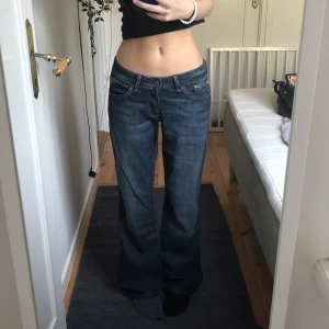 Flare jeans - Skitsnygga jeans som tyvärr är lite för stora på mig. Dock snygg oversized bootcut look och har en väldigt snygg färg. Skulle gissa på S/M i storlek. 