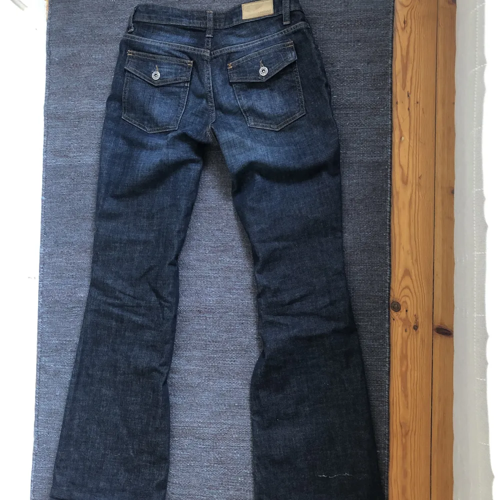 Superfina lågmidjade bootcut jeans med coola fickor från märket arizona. Jag är ca 163 och de är rätt så långa på mig. Om man är längre än mig kommer de passa perfekt, annars funkar det såklart att sy upp. De är även rätt så baggy på mig. . Jeans & Byxor.