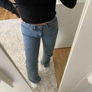 Jättefina blågrå straight leg jeans i storlek W24 som inte kommer till användning längre. Jeansen har en slits längst ner och är i väldigt bra skick.🫶🏻🫶🏻