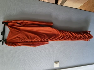 Ny klänning - Klänning i nr 10 (Storlek S) Är rätt töjbar aldrig anvönt. Tog bort prislappen och haft den hängandes sen dess