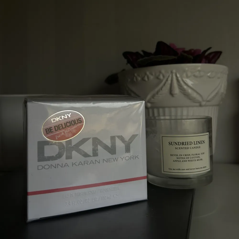 Säljer helt ny oöppnad parfym från DKNY, be delicious fresh blossom 100ml. Köpte som present till min mamma men hon hade redan den tyvärr. Köpt för strax över 1000kr men säljer den för ett generöst pris på 549kr då den kostar 795kr för 50ml egentligen🫶🏼. Övrigt.