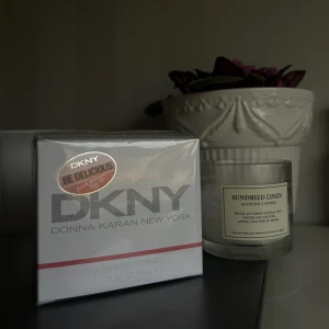 DKNY parfym - Säljer helt ny oöppnad parfym från DKNY, be delicious fresh blossom 100ml. Köpte som present till min mamma men hon hade redan den tyvärr. Köpt för strax över 1000kr men säljer den för ett generöst pris på 549kr då den kostar 795kr för 50ml egentligen🫶🏼
