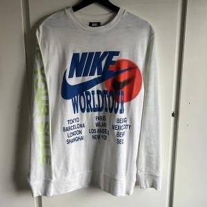 Long sleeve - Vit long sleev från junkyard märke Nike. Stort tryck på mage och tryck på ärmarna som lyser om du får ljus mot dom å sen går in i mörkret. Aldrig använd, väldigt bra skick 10/10