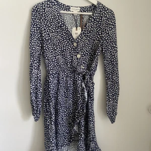 Klänning  - Så fin klänning från Lindex. Helt ny och aldrig använd, prislapp kvar! Ord pris: 349kr 