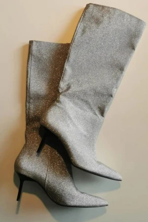 Silverglittriga stövlar från Zara - Använda 1 gång inomhus så är som nya. Nypris 900kr