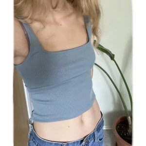 Blått croppat linne 🌊 - Blått kort linne från bikbok. Storlek xs men stor i storleken så som s 😁Fint skick 🌸