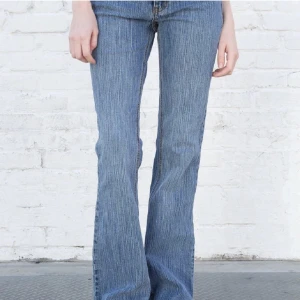 Brielle 90s jeans - Så fina men tyvärr förstora för mig så måste sälja vidare💔❤️ köpa här på Plick. Har ett insytt skosnöre så man kan dra åt i midjan👌🏼sista bilden är min, skriv för fler