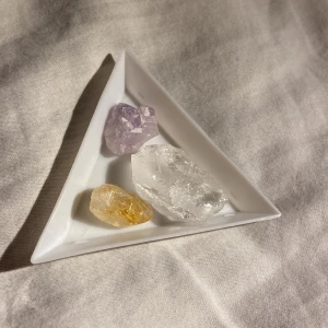 Kristaller - Superfina kristaller. Priset gäller för en kristall. En bergskristall, en citrin och en ametist finns att köpa. Vet inte om de är äkta eller inte. 