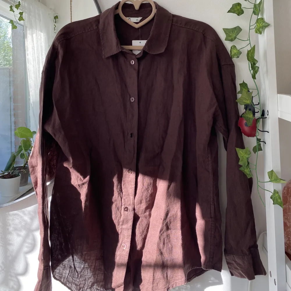 Superfin brun linneskjorta från Cubus i stl xs, men passar S också. Aldrig använd, ord. pris: 399 kr. 100% linne. Perfekt för sommaren! Skriv om du har frågor :). Skjortor.