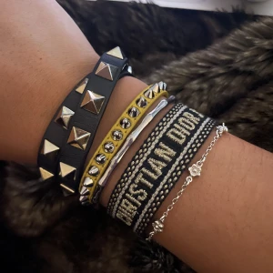 Valentino armband  - Säljer mitt dubbla valentino armband❤️ jättefint skick och kommer med box och dustbag. Köpt för 3100, men säljer för 1600 pga lite slitage vid spännet 