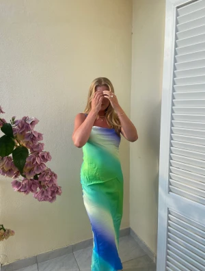 Klänning - Vadlång klänning från zara  Jag är 170 cm