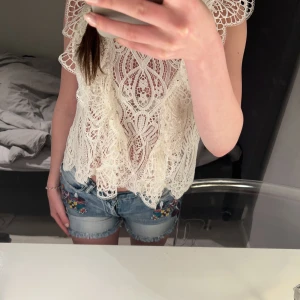 Broderade shorts - Super fina mid-waist shorts från 2000-talet (mammas gammla)💕de är stretchiga så sitter väldigt smickrande😁 (72cm i midjan, 34cm i längd)  går säkert att klippa i om man vill ha dem kortare! Skriv gärna om det finns några funderingar💞