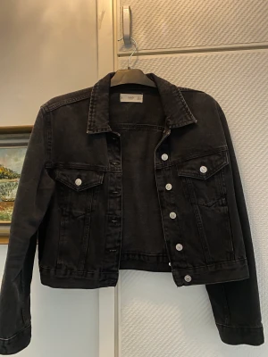 Jeansjacka  - Jeansjacka från mango  Storlek S men passar en S-M