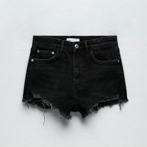 svarta shorts - Säljer dessa jätte fina shorts från zara , andledning är för att jag tog fel storlek och den är för stor på mig och dom köptes i april och har aldrig andvänts , orginal pris : 329kr