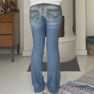Coola vintage jeans - Ett par superfina jeans från Only som tyvärr var lite för tajta på mig. Jag är 170 cm och har vanligtvis S/M i byxor💞Ena bandet där skärpet går igenom har gått av men utöver det inga skador! Skriv om ni har några funderingar, pris kan diskuteras!🫶🏽